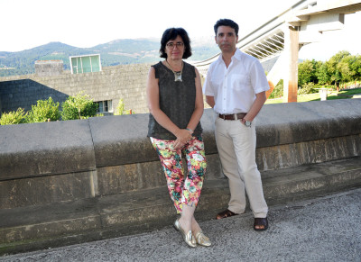 Os catedráticos Elena Sánchez Trigo e Manuel Vilares, integrantes do grupo responsable de 'Telepares'